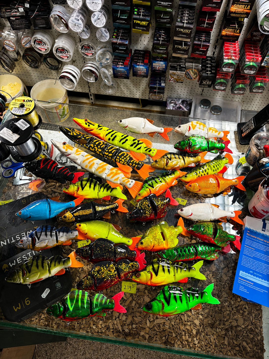 Vitrine vol kleurrijke handgemaakte Lucky Lures